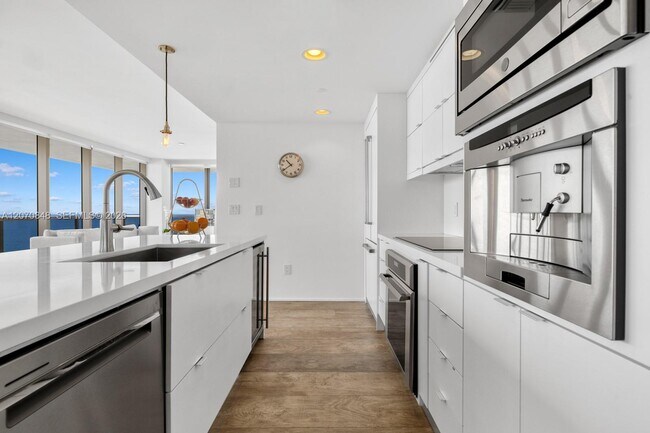 Building Photo - 5875 Collins Ave