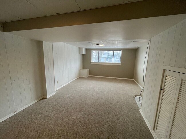 Building Photo - 16110 Hickory St