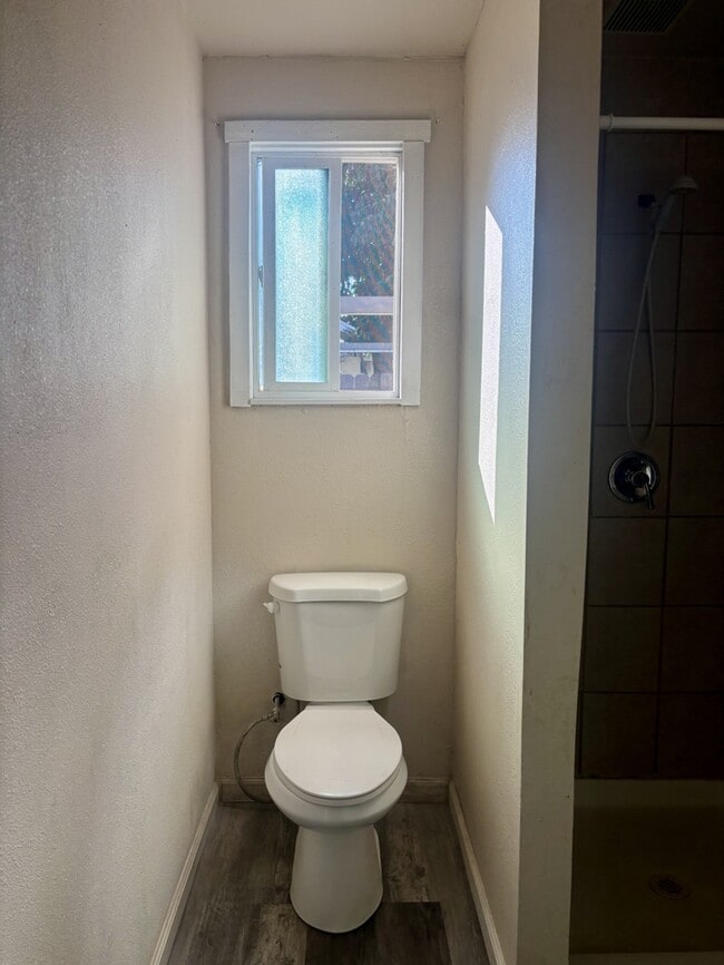 Building Photo - 715 E Roseburg Ave