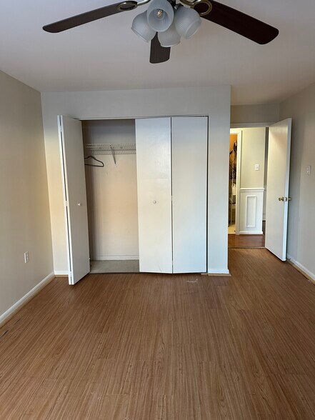 Building Photo - 1637 Oakwood Dr