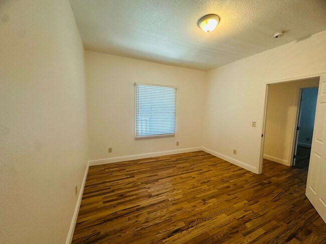 Building Photo - Come View This Perfect 2 Bedroom 1 Bath Located In the Heart of Downtown!!