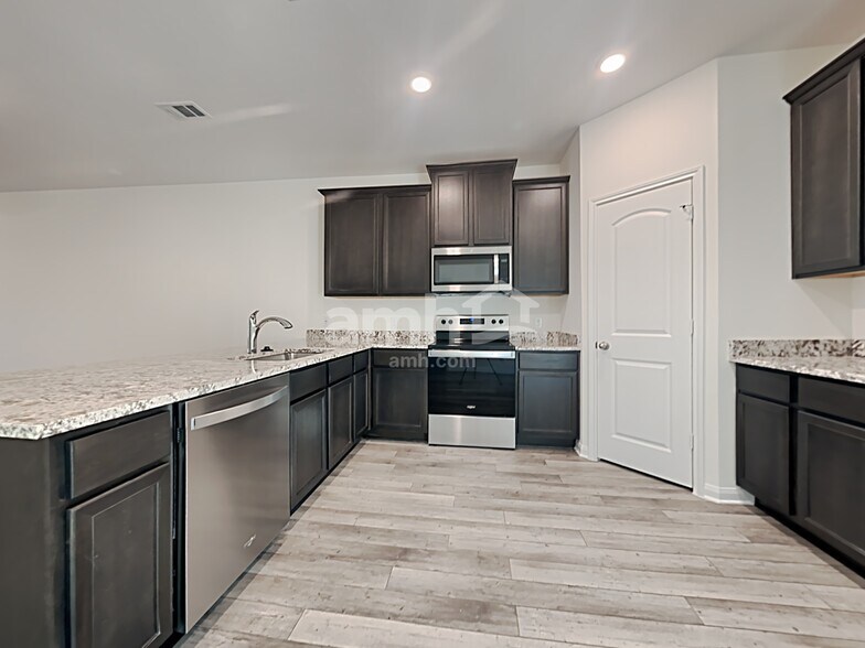 Building Photo - 1211 Treeta Trail