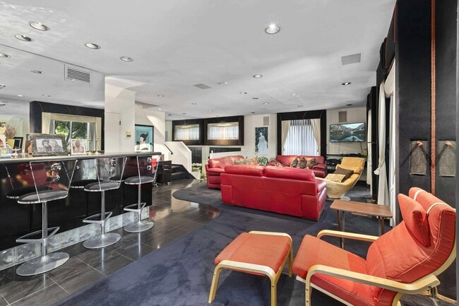 Building Photo - 540 N W Knoll Dr