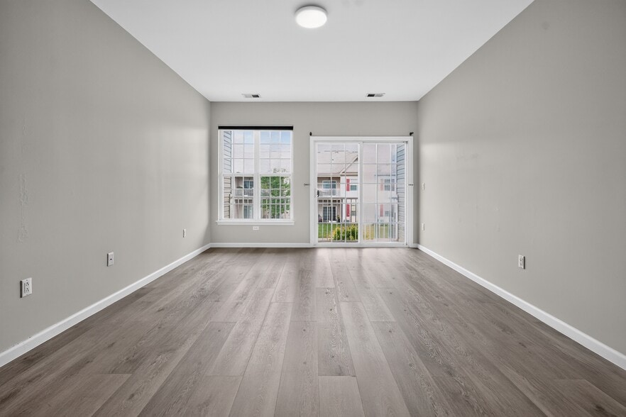 A lot of natural light in the dining room - 404 Degas Ct