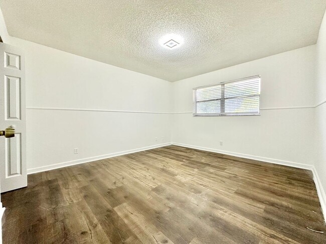 Building Photo - 7900 Fairview Dr