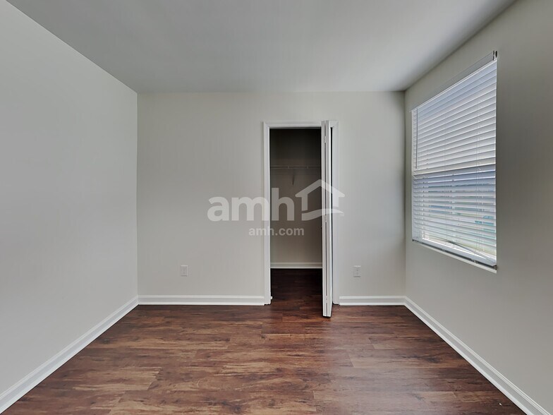Building Photo - 204 Castlebrook Dr