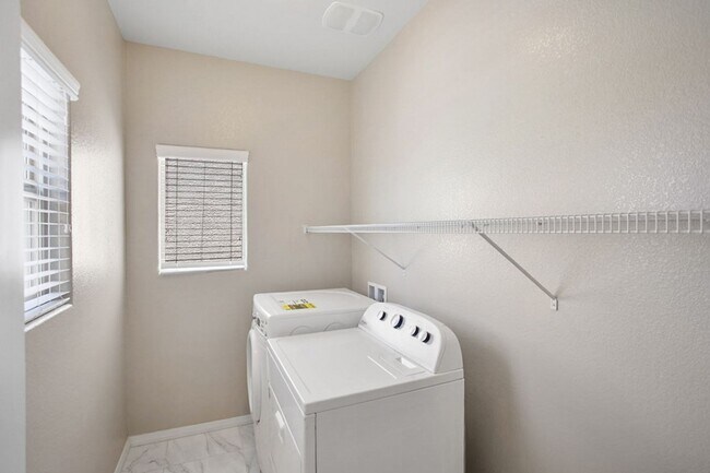 Building Photo - 4 Bed, Beauty With First Floor Bed And Full Bath
