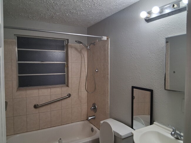 Building Photo - 4612 Ashland Dr