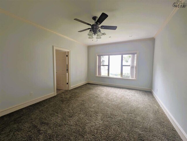 Building Photo - 609 Shoreline Dr