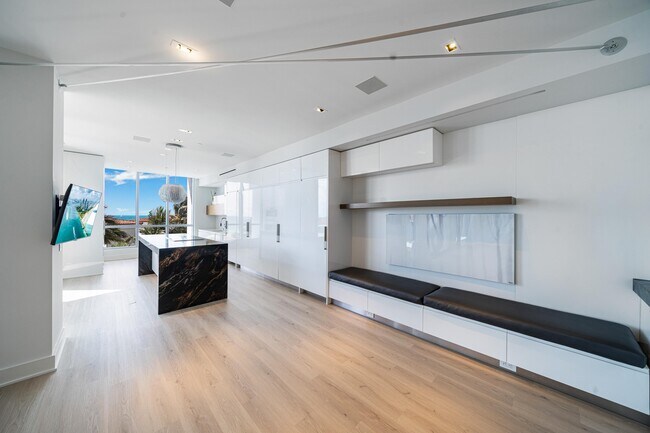 Building Photo - 5959 Collins Ave