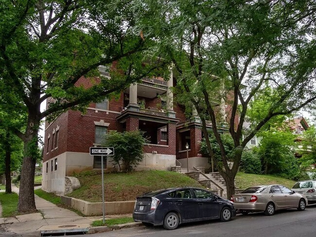 The Historic Colonial Apartments - 4154-4156 Harrison St - 4154 Harrison St
