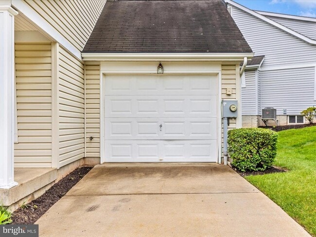 Building Photo - 1111 Jousting Way