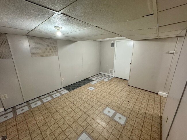 Building Photo - 1 Block from Campus & 3 blocks from Aggieville