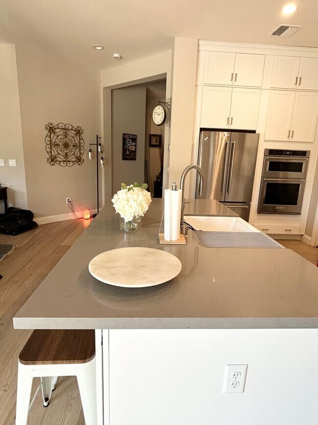 Building Photo - Luxury 55+ Executive Home- Fully Furnished