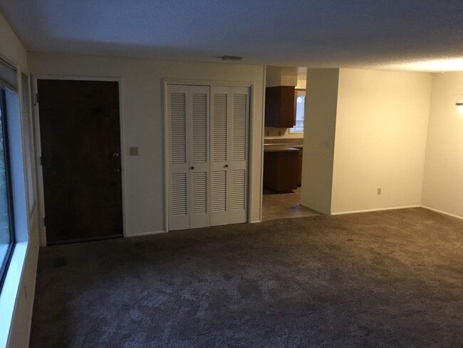 Building Photo - 3 bedroom 2 bathroom Duplex