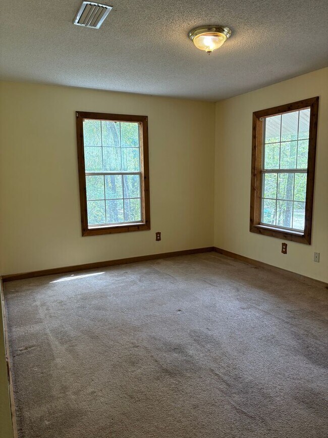 Building Photo - Cozy 2 Bedroom Retreat Available SOON!