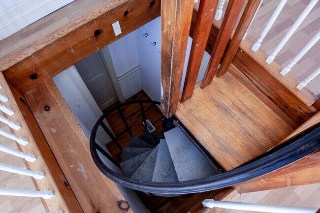 Building Photo - 1405 Charles St