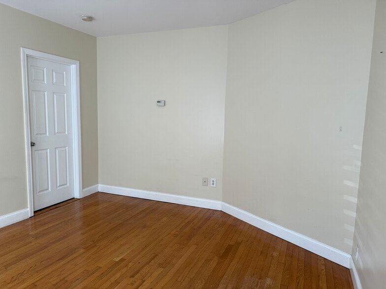 Building Photo - 18 Holmes St