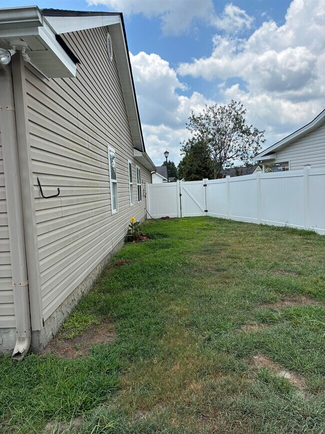 Building Photo - 9565 Sullivan Dr