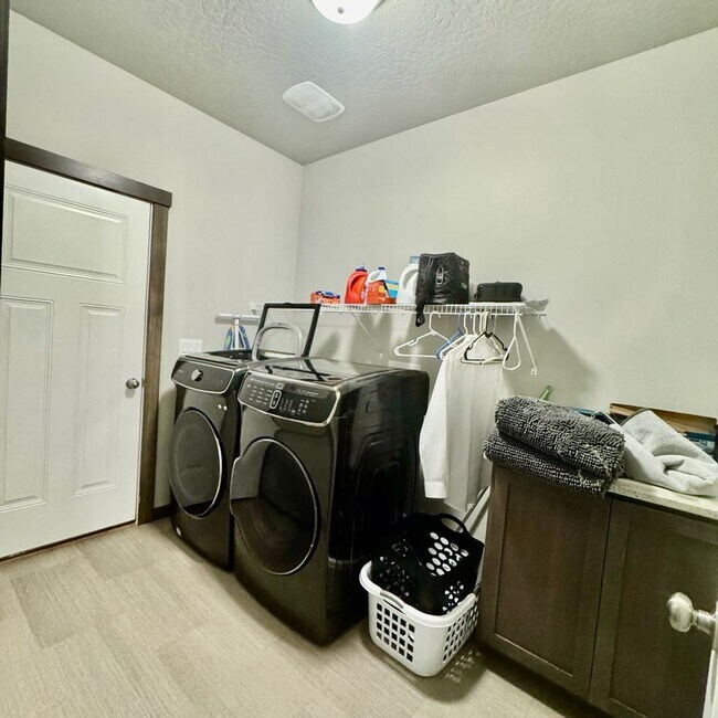 Building Photo - Beautiful 4 bedroom home