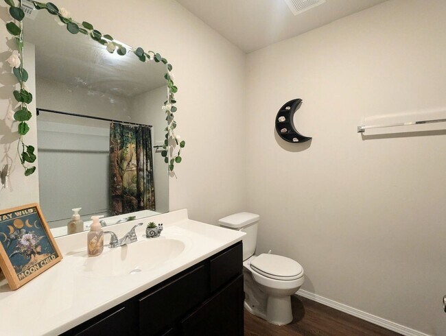Building Photo - Welcome Home to Comfort and Convenience in Newcastle!