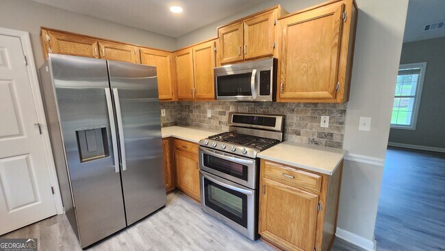 Building Photo - 135 Riverside Ct