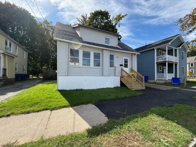 Building Photo - Renovated 4-bedroom 2 full bath, SINGLE FAMILY HOME!!!