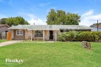 Building Photo - 523 Pinehurst Blvd