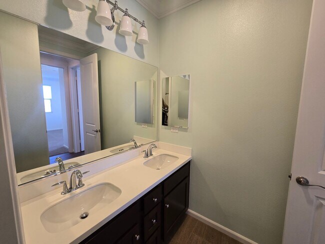 Building Photo - Spacious Woodcrest Single Story