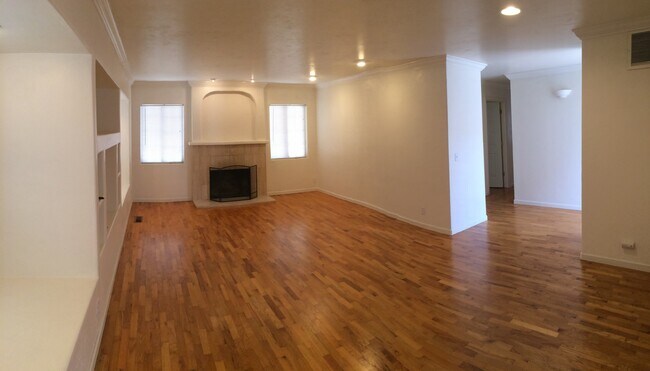 Building Photo - Great 3 Bedroom 3 Bath House in Monterey Fishermans Flats Neighborhood