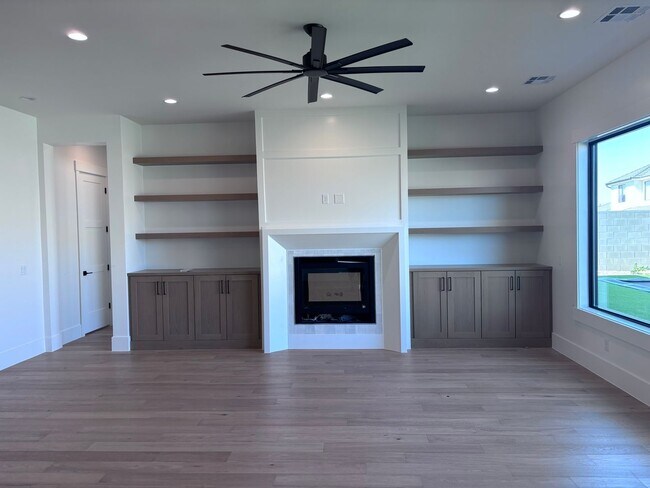 Building Photo - Beautiful 6-Bedroom Home for Rent in Prime...
