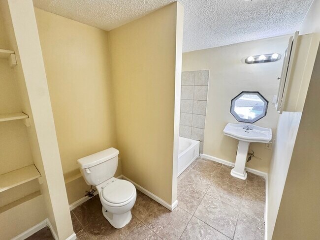 Building Photo - 5502 Santa Monica St