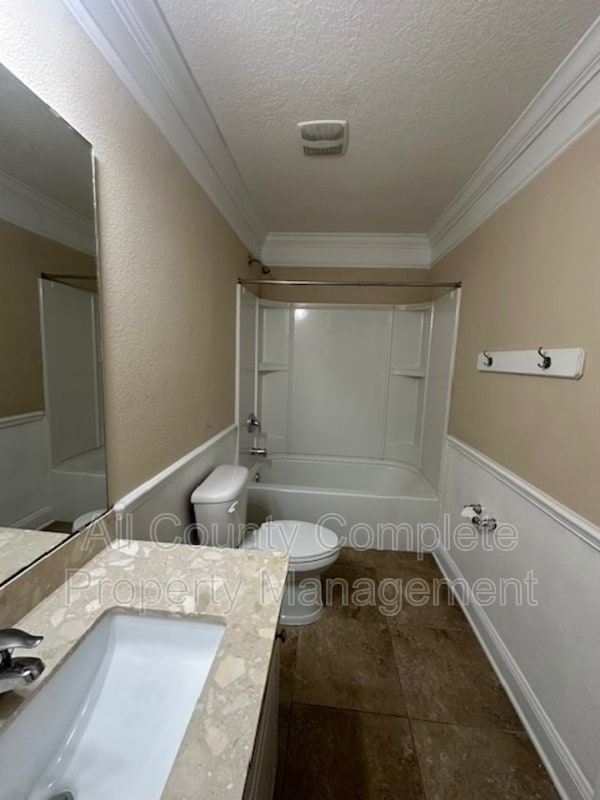 Building Photo - 738 W Kings College Dr