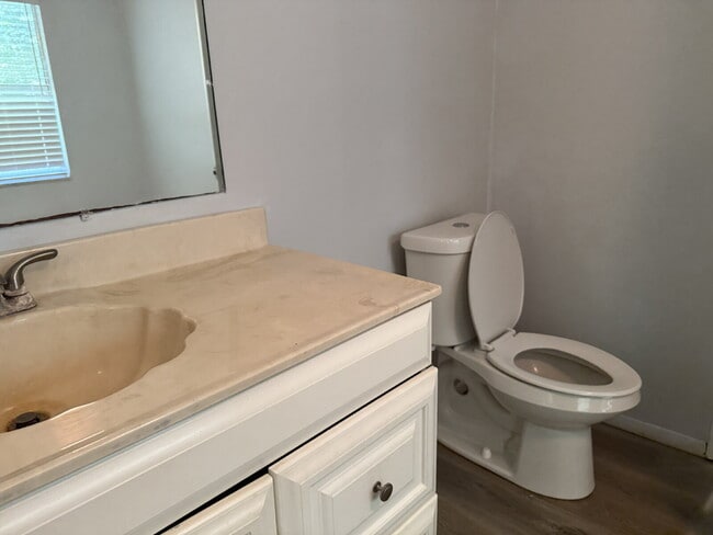 Building Photo - North Airport Manufactured Home on quiet street.