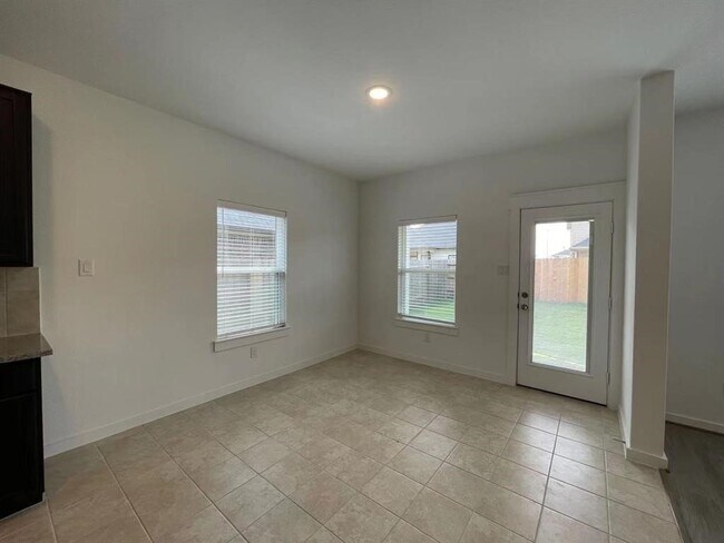 Building Photo - 815 Summer Vlg Wy