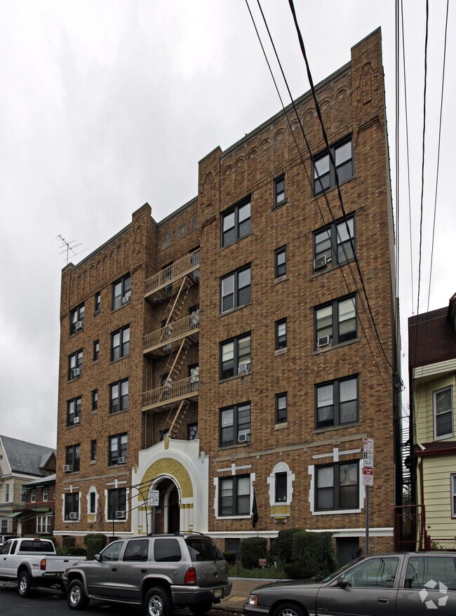 Primary Photo - 107-111 Garrison Ave