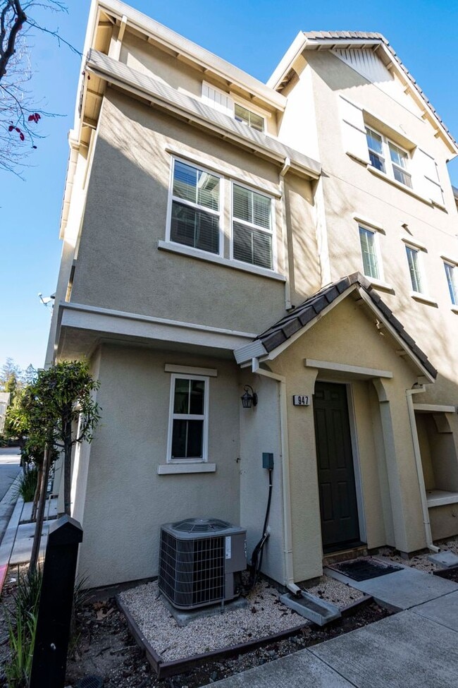 Building Photo - 947 Kestral Way