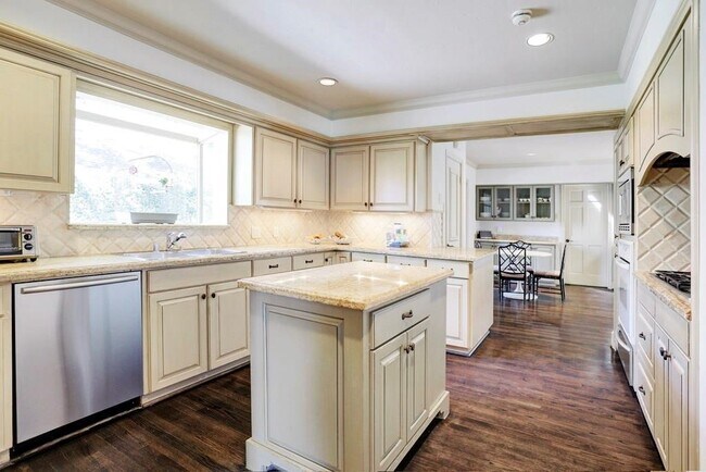 Building Photo - 5508 Candlewood Dr