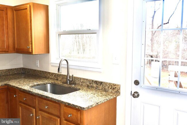 Building Photo - 147 Deacon Rd