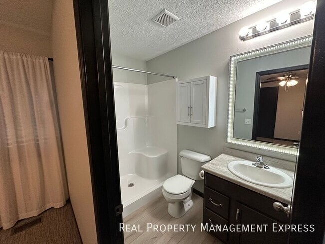 Building Photo - 3 Bedroom 2.5 Bathroom Townhome