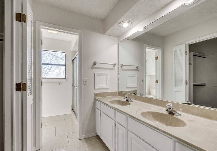 Building Photo - 2605 W Washington Cir