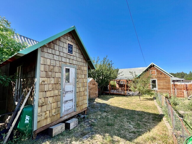 Building Photo - Charming Ronald Cabin Available through Ma...