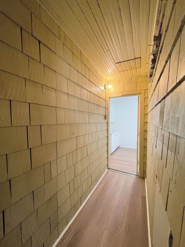 Building Photo - 1 bedroom duplex close to Dillons