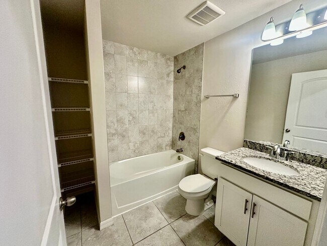 Building Photo - Available Now- 4 Bedroom 2 Bathroom NW Cap...