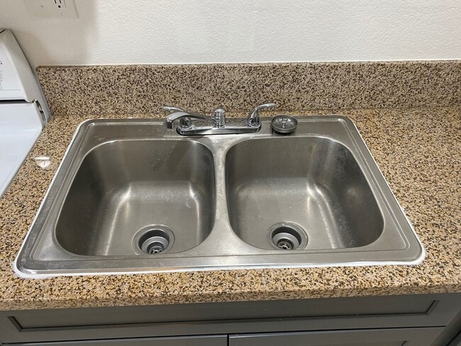 Building Photo - One story one bedroom Duplex Apartment, All Tile Floors!!! All Appliances!! Big back yard!! Recen...