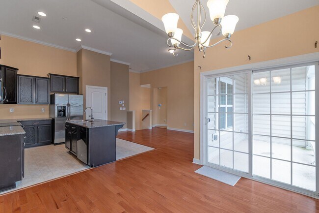 Building Photo - Beautiful Condo Minutes from Ballantyne wi...