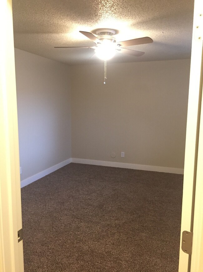 Building Photo - Updated 2 Bedroom Townhome for Rent in Loveland: Shared Garage, Patio, Washer/Dryer Hookups