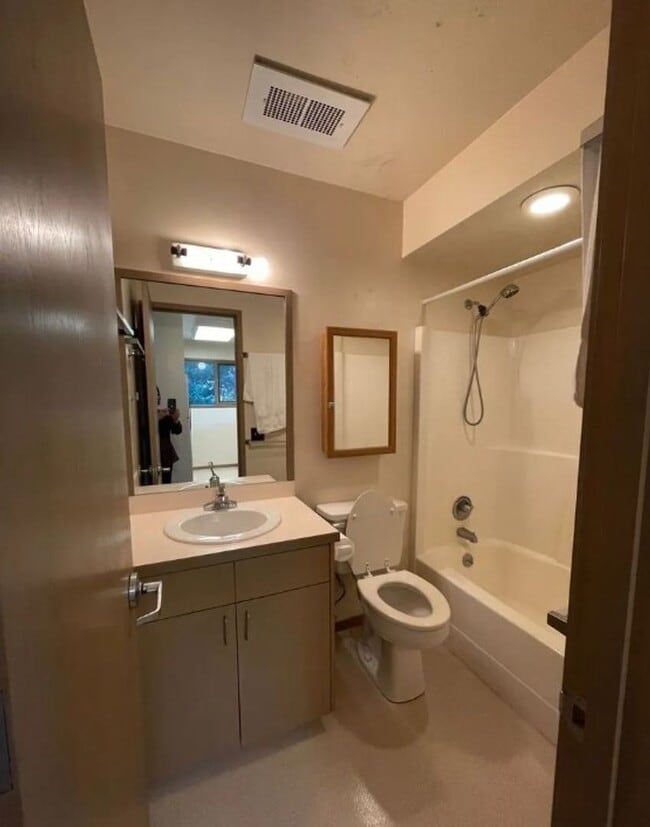 Building Photo - Bayview Chapel and Caretaker Apt - Unit B