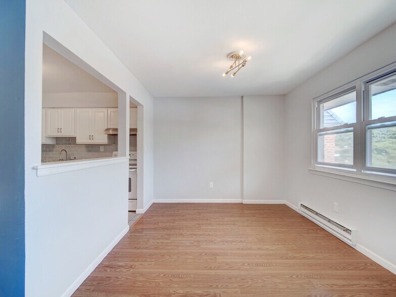 Building Photo - 807 Eves Dr