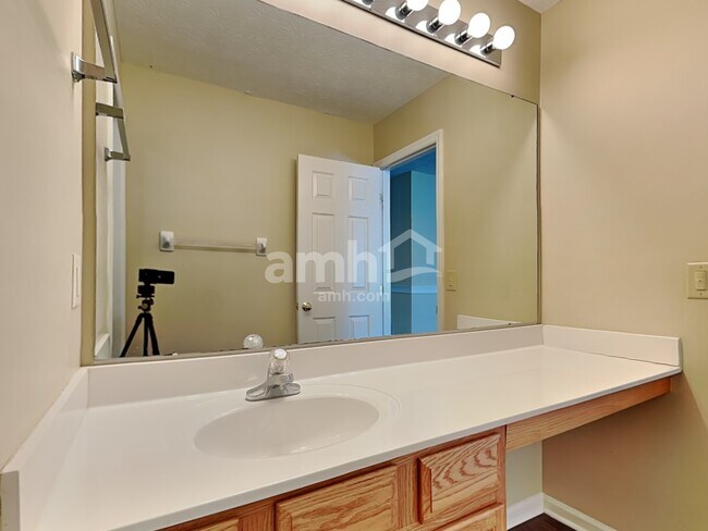 Building Photo - 9937 Whispering Pine Dr